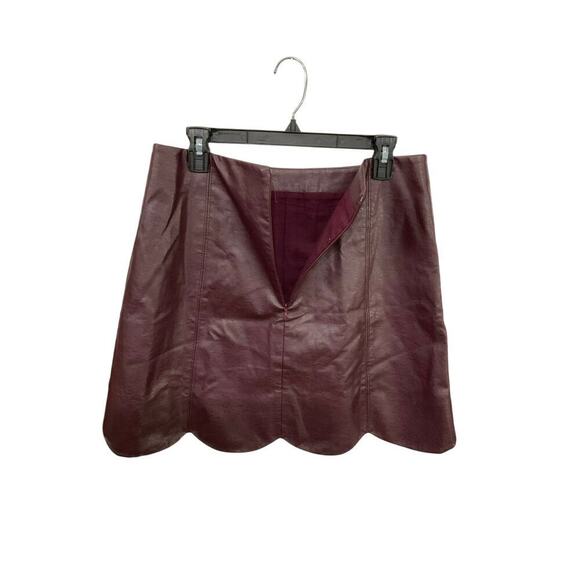 Aaron & Amber Burgundy Faux Leather Scalloped Hem A-Line Mini Skirt Size Large - Picture 3 of 5